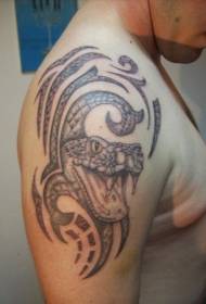 Mies olkapää harmaa heimo käärme tatuointi malli