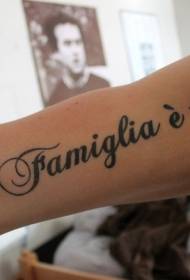 Grouss Arm schwaarz Famill Englesch Alfabet Tattoo Muster