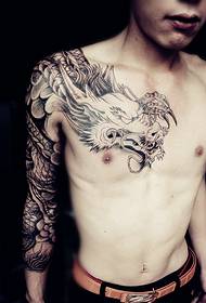Half-zwarte en witte kwaadaardige tattoo-afbeeldingen van draken zijn erg dominant
