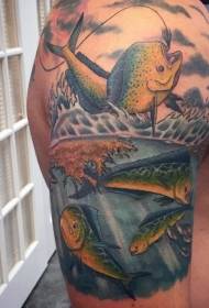Впечатляващо рисувана уникална татуировка на риба на куката на рамото