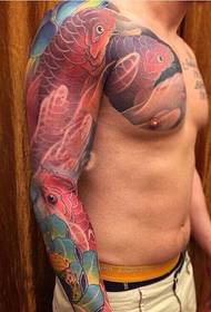 Plusieurs motifs de tatouage de demi-cou de calmar rouge ébloui