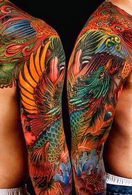 Imponerende og cool, halv-akvadyr tatovering