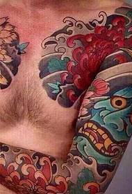 Dominujące są zdjęcia tatuaży z podwójnymi piersiami