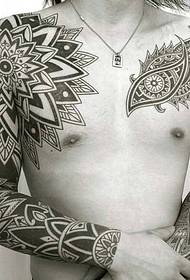 Brkovi za muškarca s tetovažom s dvostrukom hemisferom
