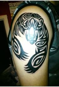 Patrón de tatuaxe simple de oso negro tribal