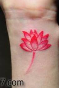 Gražus rankos gražus lotoso tatuiruotės modelis