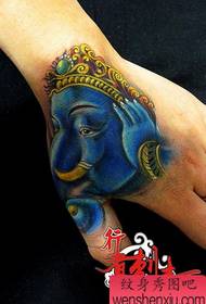 Eskuz itxura ona elefante jainkosa koloretsua tatuaje ereduarekin