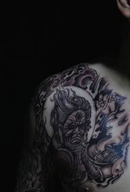 Modello di tatuaggio a metà bianco e nero piuttosto cool