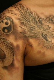 Плечовий шарф-дракон і татуювання фігури Тай-Чі
