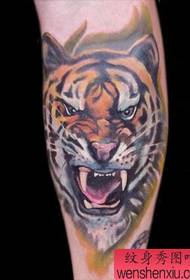 Tatuaggio tigre color braccio
