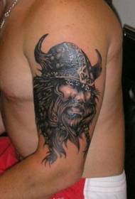 Foto di tatuaggio ritratto braccio pirata marrone