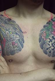 Den dobbelte halvdel af det farvede dragon-tatoveringsmønster har styrke