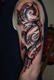Chlapcovo rameno na červenej a čiernej skici kreatívne klasické totemové tetovanie kvetín na ramene