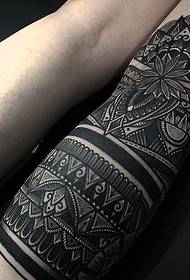 Tatuaje de flores de mandala negra con brazalete de flores