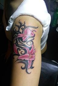 Modello di tatuaggio personalizzato classico braccio di fiori