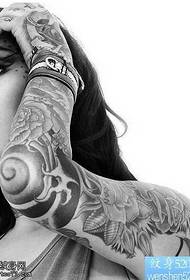 Flower arm ženski vzorec tatoo