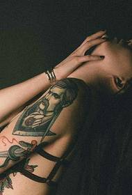 Šarmantna ljepota pokazuje slike modnih cvjetnih tetovaža ruku