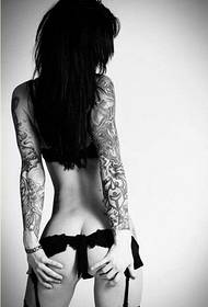 Femeie alb-negru brat de flori aprecierea sexy model tatuaj