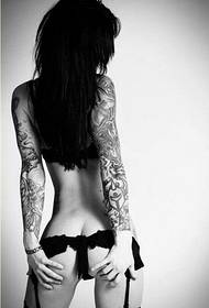 Apprezzamento sexy del modello del tatuaggio del braccio femminile in bianco e nero del fiore