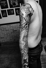 Patron clàssic clàssic de tatuatge de drac de braços de flors