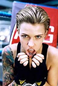 Cov ntxhais paj ntaub caj npab tattoo duab ci