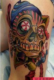 un bellissimo motivo tatuaggio europeo e americano sulla coscia
