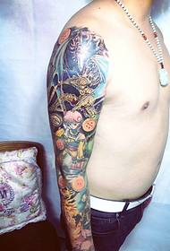 Un modello di tatuaggio del braccio del fiore del corpo anime