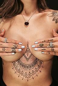 Patrón de tatuaxe xeométrico negro brazo corpo masculino metade dereito corpo