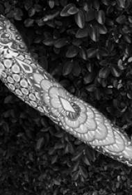 Braccio della ragazza sull'immagine grigia del tatuaggio del braccio del fiore del modello creativo dell'elemento geometrico di schizzo grigio nero bello