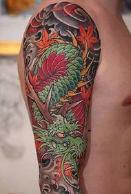 Tatuagem de tatuagem de dragão mal tradicional com braços perfeitos