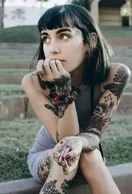 Eiropas un Amerikas fanu dievietes ziedu rokas un ziedu kāju tetovējuma attēli ir ļoti pievilcīgi