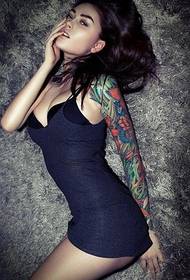 Bellezza sexy bellezza tatuata di braccio di fiore