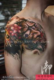 'n Halfgebakte tradisionele kleuragtige tatoeëring word deur die tatoeëring gedeel.