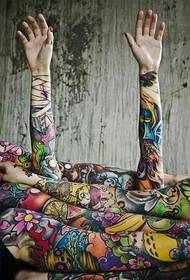 Bauginanti gėlių rankos tatuiruotė