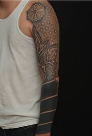 artistja gjermane e tatuazheve GERD klasike e krahut të luleve totem