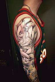 Foto di tatuaggio totem con braccio di fiori molto accattivante