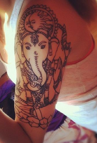 Tatuagem de retrato de cabeça de elefante no braço feminino