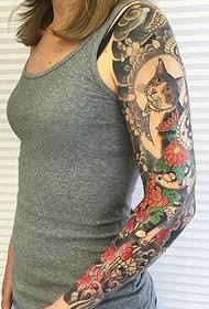 El patrón de tatuaje de gato de estilo japonés de brazo de flor es muy llamativo