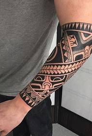 Poza tatuaj cu geometrie cu braț de flori