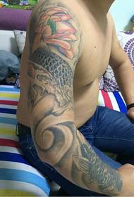 modisches Squid Flower Arm Tattoo
