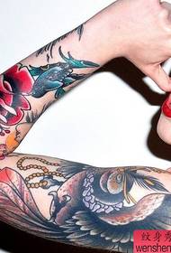 Teste padrão popular da tatuagem do braço da flor da menina