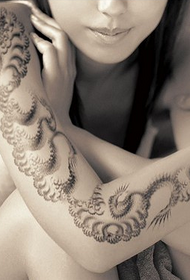 Tatuatge tòtem de braços de noies