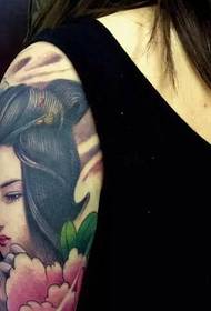 Brazo de flores, delicado tatuaje de retrato de beleza antiga