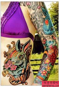 Djevojka s tetovažom cvjetnih ruku