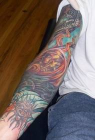 Ang braso ng gintong Buddha na estatwa ay nagpinta pattern ng tattoo