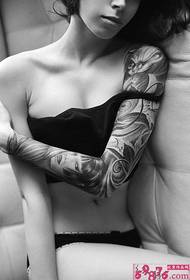tatuaggio testa braccio fiore bianco e nero