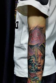 I-Flower arm tattoo iphethini nge-prajna nezimbali eziqhakazayo