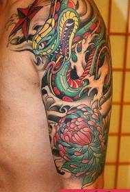 ein halbfarbenes Schlangen-Chrysanthemen-Tattoo-Muster