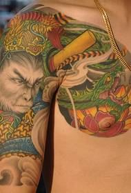 Kiinalainen myyttinen hahmo Matka länteen erittäin komean puolikkaan Sun Wukongin tatuointikuvion osassa toimii