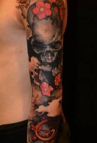 La barra dello spettacolo del tatuaggio ha raccomandato un tradizionale modello di tatuaggio a braccio floreale